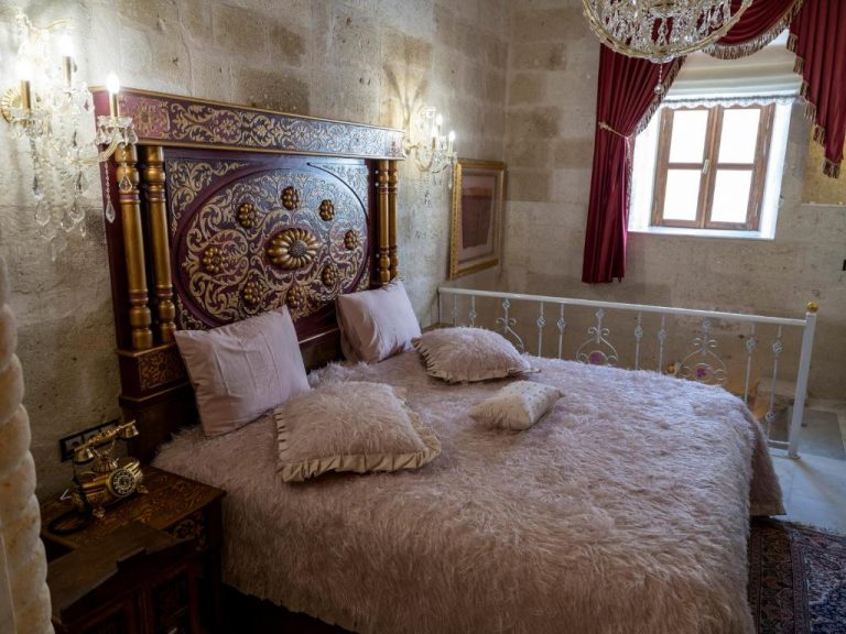 Elika Cave Suites Hotel