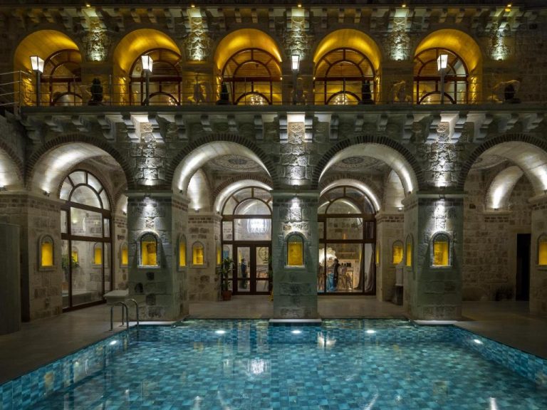 Elika Cave Suites Hotel